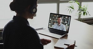Estudiante india realiza videollamadas de conferencia en la computadora portátil con tutor web, profesor en línea en el chat remoto de cámara web en la pantalla. Concepto de clase de educación a distancia. Vista de cierre sobre el hombro