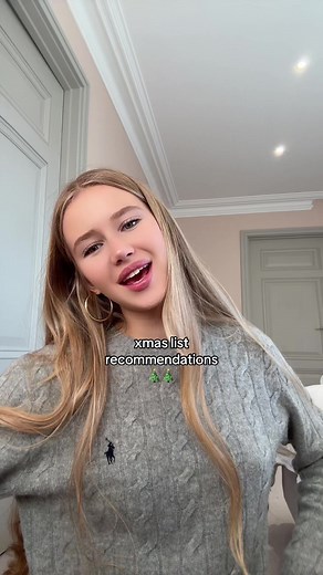 ENJOY BBYS !! 🎄🫶🏼 Hope I helped 💁🏼‍♀️💁🏼‍♀️ we are going to respectfully ignore the acrylic paint on my hand #christmas #wishlist #xmas #ideas #countdown #list #listideas