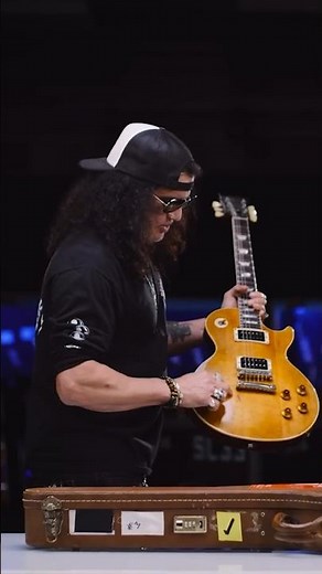 Slash shows Mark Agnesi The ORIGINAL 'Jessica' Gibson Les Paul - Slash's No.1 Live Guitar