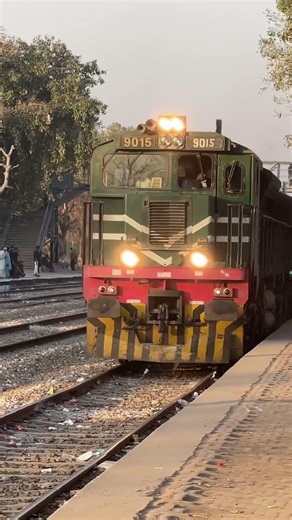 GEU-40(9015) 34Dn Pak Business #train #youtube #railway #viral #yt #shorts #video