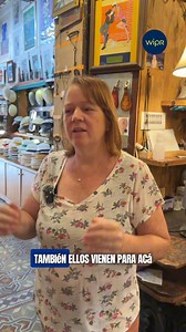 #SomosNuestraGente | 🇵🇷👒 Nuestra música puertorriqueña marca el ritmo de nuestra identidad. Los pleneros, salseros y trovadores han llevado su arte al mundo, siempre acompañados de un elemento distintivo que trasciende generaciones: el sombrero. Desde 1977, Ole Puerto Rico ha sido un pilar de nuestra identidad cultural, confeccionando a mano sombreros icónicos que han vestido a grandes exponentes de nuestra música y han llevado la esencia de la isla a cada escenario. Ubicados en el corazón de