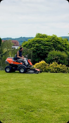 Upgrade abgeschlossen – der neue Husqvarna R 420TsX AWD ist da! Allrad, 14 kW Leistung und volle Kontrolle – bereit für jedes Gelände und jede Aufgabe! Ein echtes Kraftpaket für den professionellen Einsatz. Danke an das Lagerhaus SüdBurgenland, Werkstatt Güssing, für die top Beratung und reibungslose Übergabe. #husqvarna #r420tsxawd #Rasentraktor #AWD #Upgrade #lagerhaussuedburgenalnd #WerkstattPower #ProfiMaschine | Martin Stranzl