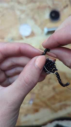 15K views · 154 reactions | tuto halloween chat noir en perles - boucle d'oreille ‍⬛ je t'explique étape par étape comme faire des chat noir en perles pour faire de jolies boucles d'oreilles un tuto simple et rapide pour faire une jolie décoration d'halloween ou accessoiriser ton déguisement ! alors ça te plaît ? #beadtok #perles #halloweendiy #halloween #chat #diy #perlesaddict | Manzabull' | Facebook