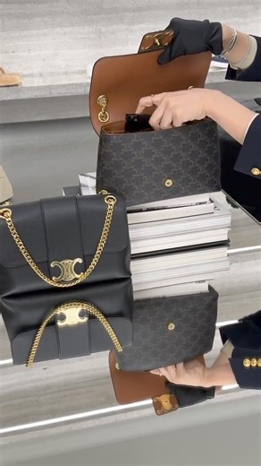#CELINE #VICTOIRE CELINE全新Victoire包，已經可預見接下來是仙女必備款！ 全新VICTOIRE手袋，包款造型經典又俐落適用於多種場合，調整的鏈條提供多種配戴方式，無論是斜背，肩背或手提作夜晚約會的包包都超適合！ ✔ 下單、詢問請至【LINE官方：https://lin.ee/fjCFEQp】 | Threebaby精品
