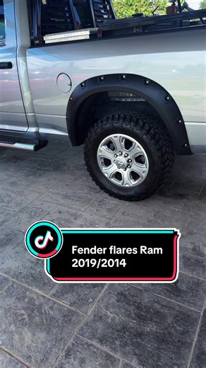 Se ve chula la Ram con estos fender flares #fender #flares #ram2500 #dieseltruck #trocasperronas