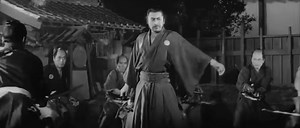 #1より2の方が好きな映画『用心棒』より『椿三十郎』の方が更に好きだったり笑最後の弧刀影裡流の左逆手抜刀も見事ですが、中盤の“二十人斬り”はよくある時代劇の殺陣と違い、主人公の強さにビビって逃げる者が出て、それを追い背中から斬る他、1人にふた太刀浴びせて確実に殺す等、殺意高い振付！