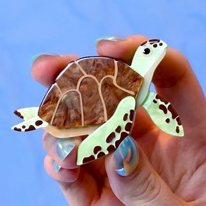 A limited-run piece of wearable art, capturing the charm of one of the ocean’s most graceful and gentle creatures. 🐢💚 Discover the Great Barrier Reef collection, available now at ERSTWILDER.COM | Erstwilder