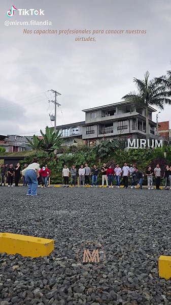 Pequeños actos humanos se reflejan en cada detalle que compone nuestro lugar. Son ellos, nuestro equipo de trabajo, el corazon detras de esta casa del asombro llamada Mirum 🎭📝 #AcciónPoética #MirumFilandia