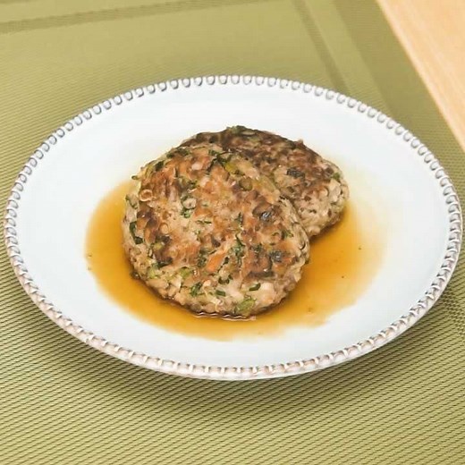 甘めのタレでご飯がすすむ♪ イワシの照り焼きハンバーグのレシピ動画・作り方 | デリッシュキッチン