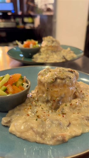 🥧🍗 Knapperig pasteitje gevuld met romige kippenragout, geserveerd met een frisse salade. Overdag verkrijgbaar bij Lunchroom Pand 20 ☕️ ’s Avonds in de frituur te bestellen als friet met ragout 🍟✨ #Pand20 #Kippenragout #Pasteitje #FrituurGeleen #Geleen | PAND 20