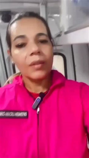 Enfermeira na Estrada Universo do APH on Instagram: "Choque hemorrágico Classificação do Choque Hemorrágico – 🟢 Classe I Perda sanguínea: até 15% (≈ até 750 ml) Frequência cardíaca: 100 bpm Pressão arterial: geralmente normal FR: 20–30 irpm Estado mental: ansioso Diurese: 20–30 ml/h 👉 Taquicardia é o principal sinal inicial 🟠 Classe III Perda sanguínea: 30–40% (≈ 1500–2000 ml) Frequência cardíaca: > 120 bpm Pressão arterial: ↓ FR: 30–40 irpm Estado mental: confuso Diurese: 5–15 ml/h 👉 Choque