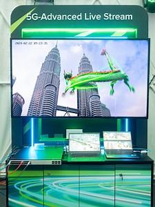 Merge reality with imagination! We tapped 5G-Advanced technology to revolutionise engagement and storytelling. This CCTV live feed was paired with an #AR projection of a dancing #dragon. The feed and AR animation were then merged and streamed live. 5.5G will unlock more innovation just like this, opening doors to endless possibilities for immersive experiences. Together with Huawei Malaysia & Huawei, we want to inspire how these ideas translate to the advancement of Malaysia. Elevating high spee