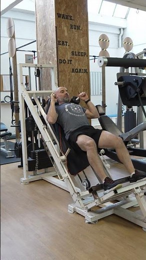 Cuisses, fessiers, mollets : l’exercice complet à la machine Hack Squat