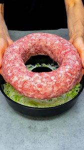 1.1M views · 7.9K reactions | Dieses Hackfleischrezept wird jeden Koch neidisch machen! Zutaten Öl: 20 ml Tomaten: 2 St Hackfleisch: 500 g Parmesan: 40 g Karotte: 1 St Zwiebel: 1 St Eier: 2 St Sauerrahm: 100 g Oregano: 2 g schwarzer Pfeffer: 2 g Salz: 3 g Kohl: 500 g Eier: 2 St Parmesan: 40 g Salz: 3 g Sauerrahm: 20 g Eier: 1 St Zusätzlich Essig: 20 ml Chilli-Soße: 10 g sriracha Sauce: 10 g Salz: 3 g schwarzer Pfeffer: 1 g Olivenöl: 150 ml | Cookrate - Deutschland | Facebook