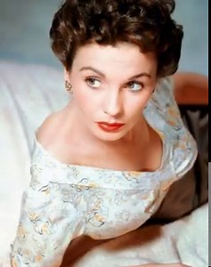 Happy Birthday & R.I.P. Jean Simmons (born in Lower Holloway, London, on 31 January 1929 – 22 January 2010) Jean Merilyn Simmons, OBE was a British-American actress and singer. One of J. Arthur Rank's "well-spoken young starlets", she appeared predominantly in films, beginning with those made in Great Britain during and after World War II, followed mainly by Hollywood films from 1950 onwards. Simmons was nominated for the Academy Award for Best Supporting Actress for Hamlet (1948), and won a Gol