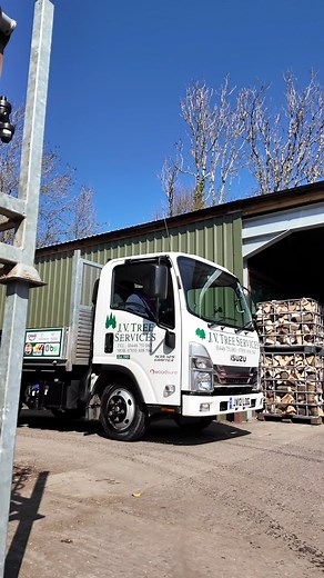 We're throwing it back with JV Tree Services' smart Isuzu N35.125 Grafter! 🌳 Supplied earlier this year. 👏 | Isuzu Truck UK