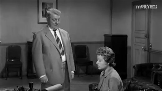 Le tournage de Maigret tend un piège a eu lieu dans les véritables rues du quartier du Marais à Paris, que le réalisateur Jean Delannoy voulait montrer comme un personnage à part entière du film. Jean Gabin, qui incarne Maigret, s’était d’ailleurs rendu dans un commissariat parisien avant le tournage pour observer le travail des inspecteurs et capter leur gestuelle, leur calme et leur manière de s’exprimer. Ce souci du réalisme a contribué à faire de son interprétation l’une des plus marquantes 