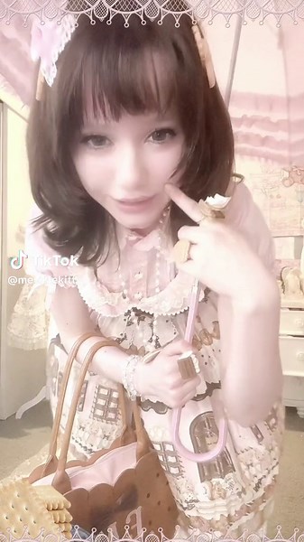 biscuit lolita fashion (◞⁎˃ᆺ˂)◞🥛🧁🍪 i love how my petticoat looks here! its making my dress so round, i stored it upside down so it would be more poofy >