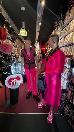 There are cities you visit… and there are cities that make you feel alive. Amsterdam is definitely one of them. When the sun goes down, the city doesn’t sleep — it simply changes rhythm. The lights reflect on the canals, the streets fill with laughter, music drifts out of bars and clubs, and suddenly the night feels like it has endless possibilities. People from everywhere. Different languages. Different stories. And somehow, for a few hours, everyone becomes part of the same adventure. Tonight 