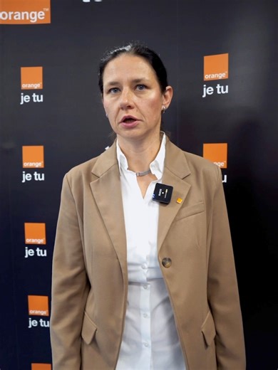 Nedávno sme predstavili centralizovaný systém VAR, ktorý pomáha rozhodcom k rýchlym a správnym rozhodnutiam pri sporných prípadoch na všetkých šiestich futbalových zápasoch Niké ligy.⚽️ Ako sme sa dostali k technologickému riešeniu a čo všetko zastrešujeme nám v krátkom rozhovore porozprávala riaditeľka zákazníckej skúsenosti a B2B Katarína Boledovičová. | Orange