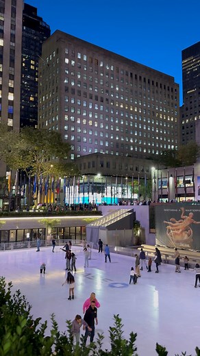 Ice skating at Rockefeller center , New York City 🇺🇸🇺🇸🇺🇸 | New York City 4k