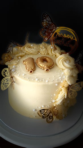 Daulce on Instagram: "A reminder that even the most delicate things are meant to rise, shine, and flutter toward the sky. 🍃🍃 #daulce #homebaker #yoursweetestsay #perthcakes #perthcupcakes"