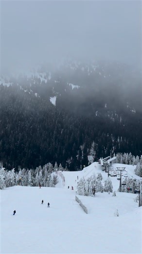 InfoKOP on Instagram: "Kopaonik dnevni izveštaj za 13.02.2026. ⛷️ Skijaški dan broj: 72 🚠 Žičare: 21/24 (87.5%) ⛷️ Staze: 37/49 (75.5%) 🚏 Putevi: 23/30 (76.7%) 🌖 Noćne: 1/3 (33.3%) | 18:00-21:30h 🟰 Prohodno: 43.6/58.5km (74.6%) ⏳ Radno vreme: 08:30-16:30h ❄️ Sneg: 28 cm 🎿 Staze: 20-40 cm 🌡️ Temp: 1,7°C 💦 Vlažnost: 100% 💨 Brzina vetra: 3 m/s (NNE) 💨 Udari vetra: 7.7 m/s (N) 🚗 Svi putni pravci su prohodni uz obaveznu upotrebu zimske opreme. 🚠 Žičare u funkciji: 1, 2, 3, 4, 6, 7, 8, 9a,