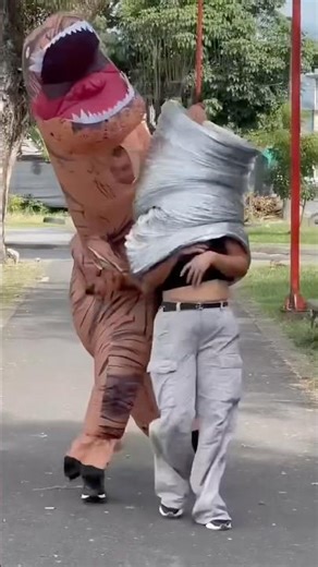 Jurassic T-Rex Worm Prank Has Everyone Running for Their Lives!” #prank #humor