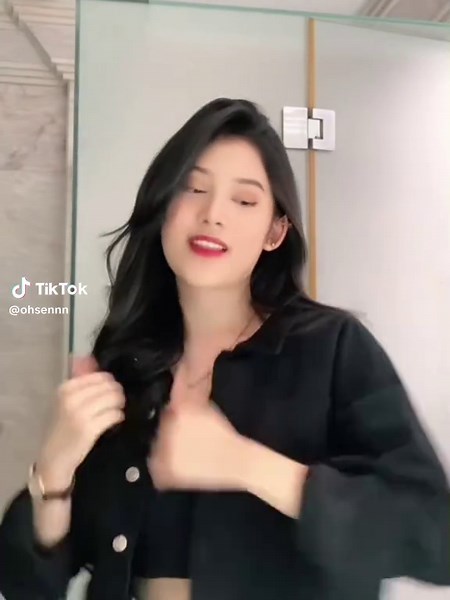 Yessica Tamara: Stylish Bubble Gum Moments in Slow Motion