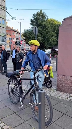 Frankfurt | August 30, 2025 During a Gaza solidarity protest in Frankfurt, an older man on a bicycle shouted offensive words about peace and Muslims, then tried to snatch a phone from someone documenting the scene .فرانكفورت | 30 أغسطس 2025أثناء احتجاج تضامني مع غـ ـزة في فرانكفورت، صرخ رجل مسن على دراجة كلمات مسيئة عن السلام والمسلمين، ثم حاول انتزاع هاتف من أحد الموثقين للمشهد. | Eye On Palestine
