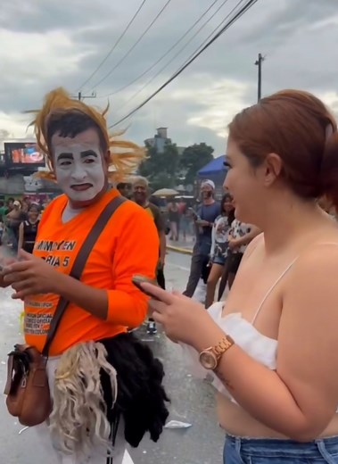 Mimo divertido imitación con manta y desfile