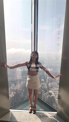 🇨🇳 トランジットでのShenzhen Vlog✨ 📍Ping An Finance Center 深圳を代表する超高層ビル。 展望台の景色がめちゃくちゃ綺麗でした✨ 📍Dongmen Pedestrian Street 屋台グルメやショッピングが楽しめる、深圳の人気ストリート！ 📍Dongmen Market ローカルフードが集まるフードマーケット。フードコートみたいになっていたのでゆったり食べれました！ 📍Shenzhen Bao’an International Airport 深圳の国際空港✈️とってもて大きな空港で、空港のフードコートでも美味しい中国グルメを格安で食べれました！時間ない人にオススメ！ 📍Bay Glory Ferris Wheel Happy Harborにある中国で2番目に大きい観覧車🎡深圳の人気ランドマークで夜はもっと綺麗みたい✨ 📍Happy Harbor 海沿いのウォーターフロントエリア。夜景やショッピングが楽しめるスポット！ 📍Shenzhen Civic Center Square 深圳市政府の前に広がる大きな広場。 深圳に行っ