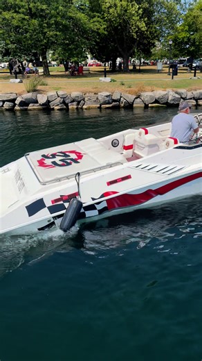 Rob Ackley leaving the Kingston poker run in this beautiful 35 fountain. It’s a ripper! #offshorecanada #pokerrunsamerica #skaterpowerboats #pokerrun #speedboat #offshoreboats #speed #fast #mercuryracing #cool #water #lake #ocean #miami #1000islands #kingston #powerboat #boating #cigaretteboat #cigarboat #fountainboats | Offshore Canada
