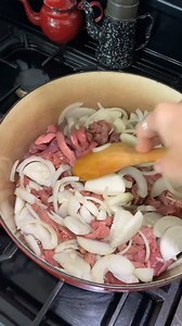 {Recipe} Braised Steak & Onion Gravy This is a very simple recipe my family absolutely LOVES! As the beef and onions simmer in the stock, the meat becomes very tender and the stock reduces to a delicious gravy. I serve it over a pumpkin-cauliflower or sweet potato mash, and the kids practically lick their plates clean! I’ve shared this often in my cooking videos on my stories, so I think it has earnt a place in my feed. Here’s the recipe if you want to give it a go. 😊 (It will also be in my new