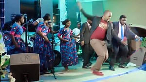 Dansons un peu à la gloire de Dieu pour montrer à ce virus qu'il ne pourra pas nous arracher le joie de Dieu 🤗👨‍🎤💃🕺👏💪! Quel est le titre de cette chanson du frère Alka mbumba official ??? ------------------------------------------- Let's dance a little to the glory of God to show this virus that it will not be able to wrest from us the joy of God 🤗👨‍🎤💃🕺👏💪! What is the title of this song of brother Alka mbumba official ??? #LaJoieDuSeigneurEstNotreForce #WeAreGospelMusic #TraceGospe