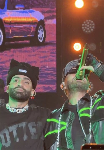 Llego Arcángel “La Maravilla” al Falxo Tour del Ferxxo. 🔥🔥🔥 Ese abrazo 🫂
