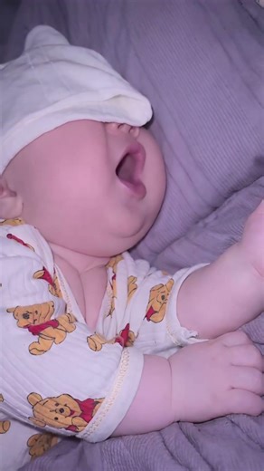 Pa Pa 😏😚😚😚#suachobeyeu #suachobe #embehaihuoc #shorts #embe #baby #cute #short Sữa cho bé yêu