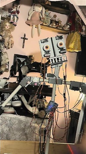 learning how to program its bad rn #animatronics #robot #fnaf #robotics #rockafireexplosion