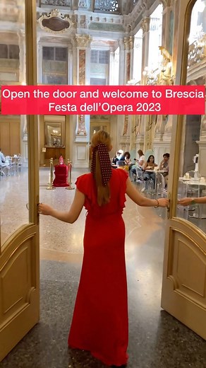 Highlights of the 2023 Opera Festival in Brescia. We started with the first event at 5:30 from the Castle, illuminated by the dawn, and finished at 23:45 with the start of the last show at the Capitoline Temple. The day is spent touring the entire historic center among private palaces, balconies overlooking the squares, suggestive corners and the immense Teatro Grande, a pure Baroque marvel in the heart of the city. A gourmet break in which to taste the inspiration of the cuisine present in the 