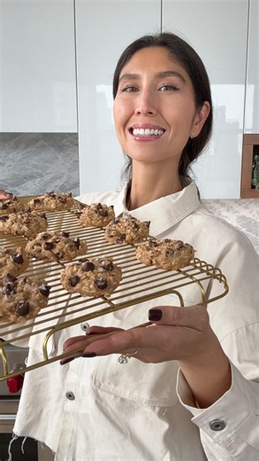 Healthy oatmeal chocolate chip cookies✨ My debut cookbook Maxi’s Kitchen is available for pre-order now. Link in bio 🤍. ▪️1 Cup Rolled Oats▪️3/4 Cup All-Purpose Flour▪️1 1/2 tsp Baking Powder▪️1 1/2 tsp Cinnamon▪️1/2 tsp Kosher Salt▪️1/4 Cup 2 Tbsp Maple Syrup▪️2 Tbsp Butter, melted▪️1 tsp Vanilla Extract▪️1 Egg▪️1/2 Cup Dark Chocolate Chips, plus more for topping if desired▪️Flaky Sea Salt, for sprinkling▪️ 1️⃣ Preheat the oven to 350F and line a baking sheet with parchment paper. 2️⃣ In a lar