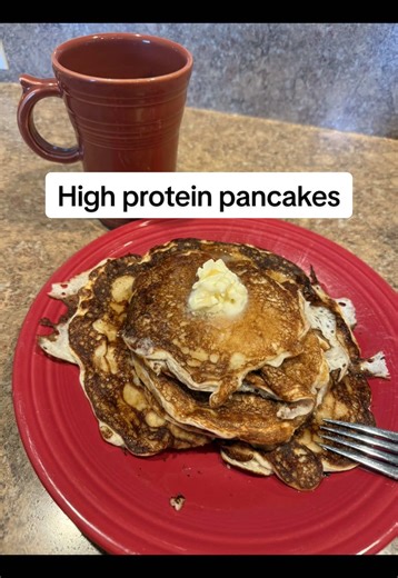 This recipe is from @Raquel and it’s amazing. Regular pancakes leave me feeling sluggish and that’s now how I want to start my day. Bonus, these are meal prep friendly. If I make them for the week I just put them in oven safe dishes and bake them at 350 degrees for 15 minutes! Too with sugar free syrup and butter!! So good. Macro breakdown: 541 calories 56 G protein 35 g carbs 17 g fat (this includes the butter) #macrofriendly #highproteinbreakfast #pancakes