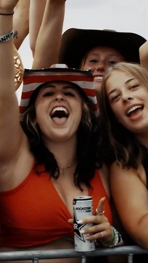 2.2K views | The Happiest Season of All 鸞 Give the gift of live music and unforgettable memories this Christmas! countrythunder.com | Country Thunder Music Festivals | Facebook