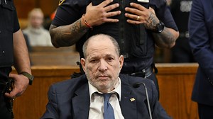 Affaire Weinstein : le producteur déchu, en prison à New York, 'supplie' la justice de le sortir de son 'trou' - RTBF Actus