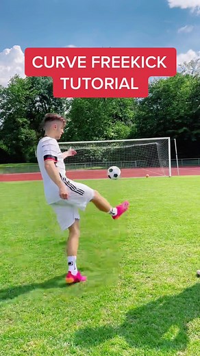Curve Tutorial x Kickerball ⚽️🔥 Check out this ball in my bio - #kickerball #swerveball #smythstoys #Werbung #viral #foryou #freekick