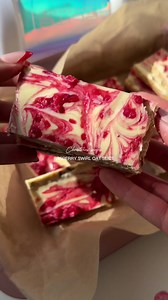 These raspberry swirl oat bars are incredible 🤤 Try them yourself with this recipe from @fuelwithdee⁠ ⁠ What you’ll need⁠ DRY⁠ 🌲 1.5 cups oats⁠ 🌲 2x scoops of protein - Diana used macro Mike vanilla buttercream⁠ ⁠ WET⁠ 🌲 3/4 cup drippy natural peanut butter⁠ 🌲 1/4 cup SF maple syrup⁠ 🌲 1/2 cup water/milk - I used oat milk! (splash bit more if it’s dry, just depends on what protein you use)⁠ 🌲 1/2 cup dried cranberries⁠ ⁠ TOPPING⁠ 🌲100g white chocolate⁠ 🌲 tsp coconut oil⁠ 🌲 frozen raspb