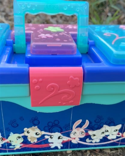 @lps.palooza on Instagram: "Hi everyone !! 🫶🧚 My husband has worked so hard to get a LPS tackle box replacement ready!! Link in bio (eBay) to purchase !! -3D printed tackle box latch replacement only ! No tackle box or original latch is included (((: #littlestpetshop #lps #littlestpetshopcommunity #littlestpetshopart"