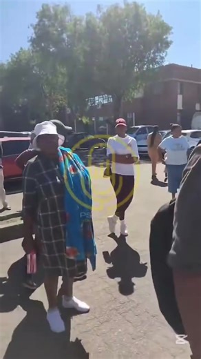 Home Affairs employees in Witbank are working with the security officers they are allegedly extorting money from the community members, charging them R100 per person to gain access to Home Affairs services. | Zim Scandals Gossip and News