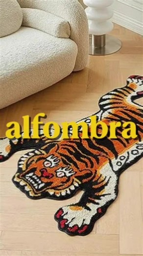 Cómo elegir una alfombra. O al menos cómo fingir que sabes hacerlo. Primero: tamaño. Alfombra grande para sala, alfombra que meta patas de sofá, alfombra que no flote como isla. Si la alfombra es pequeña, el espacio se ve tacaño. No es estética, es proporción. Segundo: material. Alfombras de lana si quieres algo que envejezca con dignidad. Alfombras de yute si aceptas que se van a ver mal rápido. Alfombras sintéticas si priorizas limpieza sobre carácter. Todas existen porque alguien las busca as