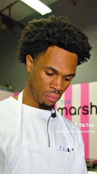 MICROWAVING A GIANT MARSHMALLOW?😳👀 We put our classic vanilla to the test in this 60 second experiment🥸🧪 #MarshmallowShop #viraltiktok #trending #foryoupage #fyp