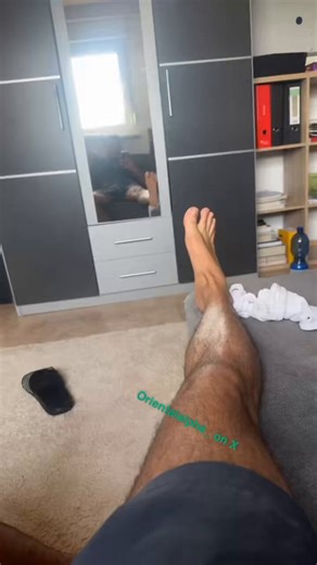 Wie gerne ich dir jetzt nach dem laufen wieder meine verschwitzten Füße und Socken in dein Gesicht drücken würde du kleine betaf*q 😂 Nützlich machen und mein Wochenende zahlen! 💸 Findom Alpha Cashmaster